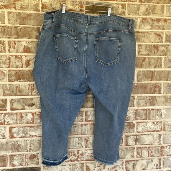 Est. 1946 Curvy Blue Denim Cropped Jeans - Picture 6 of 9